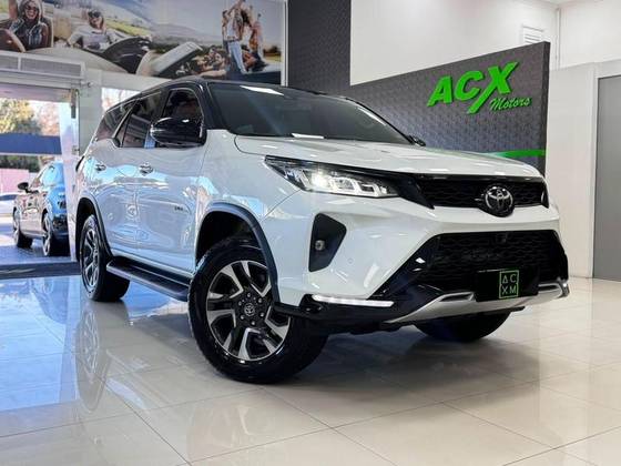 TOYOTA HILUX SW4 2.8 D-4D TURBO DIESEL DIAMOND 7L 4X4 AUTOMÁTICO